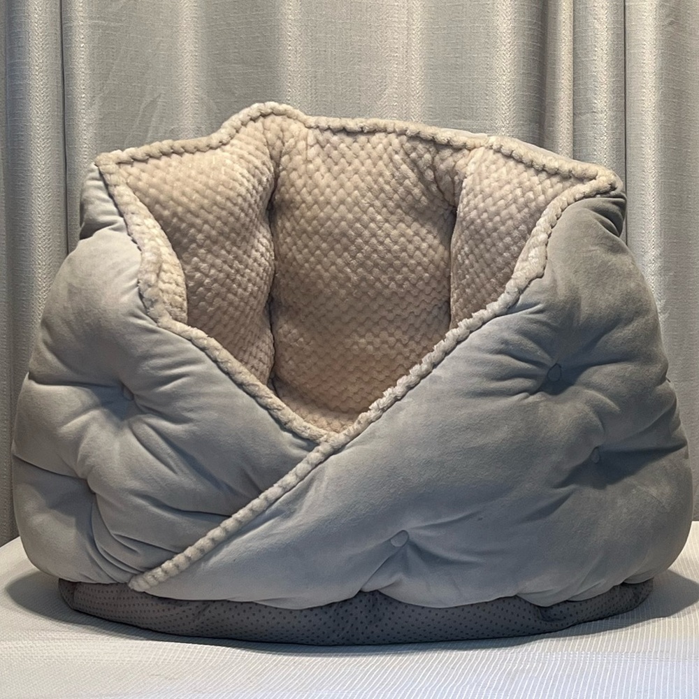 Like New! Furhaven, Calming Hug Pet Bed
